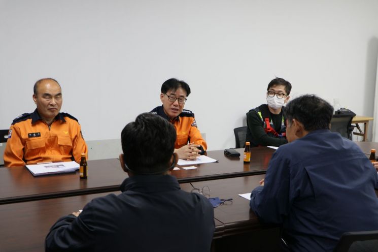 고영주 수원남부소방서장(중앙)이 인계동 농협은행 신축 공사장을 찾아 현장 관계자들과 화재예방 등에 대해 이야기를 하고 있다. 수원남부소방서 제공