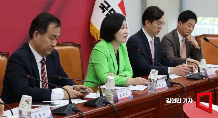지난 4월 29일 국회에서 열린 국민의힘 'SK텔레콤 소비자 권익 및 개인정보 보호 TF' 사전회의에서 위원장을 맡은 김희정 의원이 발언하고 있다.