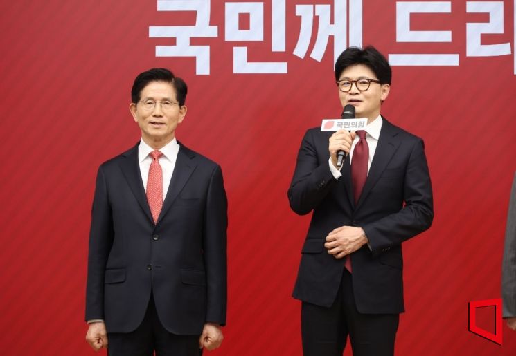29일 서울 여의도 국민의힘 당사에서 열린 제21대 대통령 후보자 국민의힘 3차 경선 진출자 발표 행사에서 한동훈 후보가 진출 후 소감을 밝히고 있다. 2025.4.29 국회사진기자단