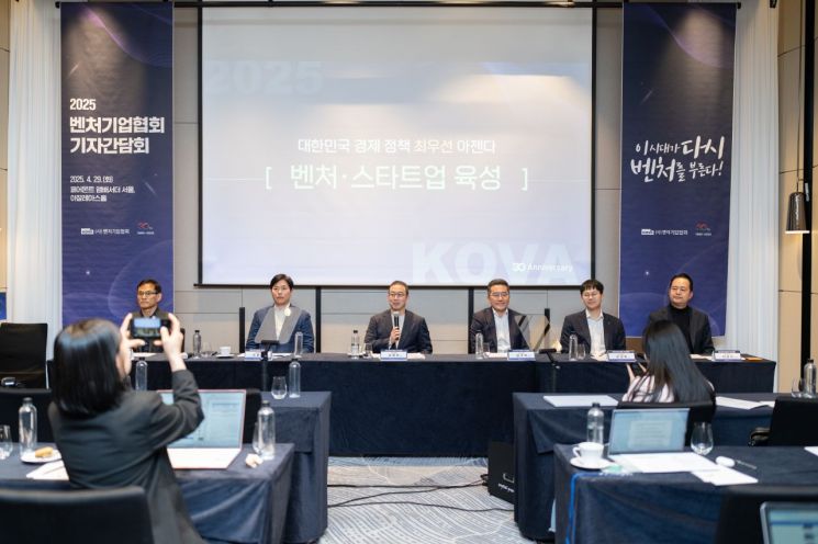 29일 서울 여의도 페어몬트 앰배서더 서울에서 열린 벤처기업협회 기자간담회에서 벤처기업협회 중점 추진과제가 제시되고 있다. 왼쪽부터 유정희 벤처기업협회 혁신정책본부장, 이용균 수석부회장(알스퀘어 대표), 송병준 협회장(컴투스 의장), 김기혁 부회장(에스더블유엠 대표), 이정민 사무총장. 벤처기업협회