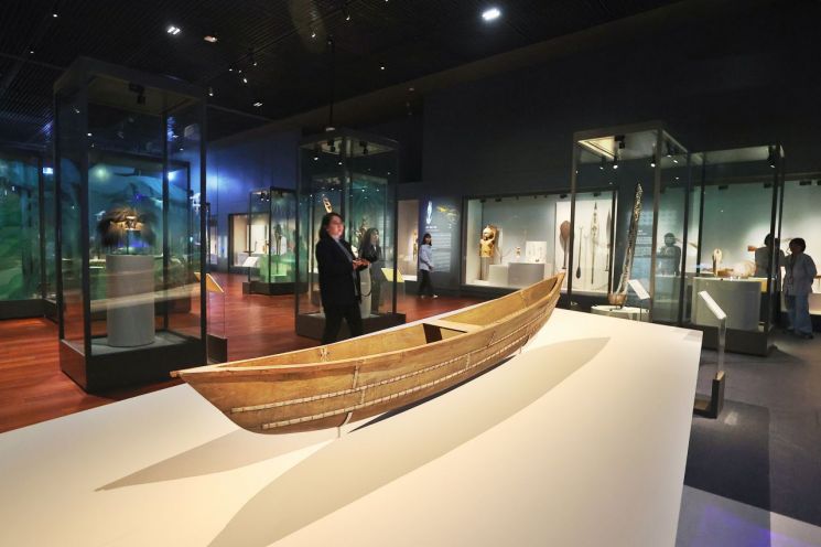 지금껏 몰랐던 오세아니아의 매력...'마나 모아나'展 "바다의 신성한 힘"