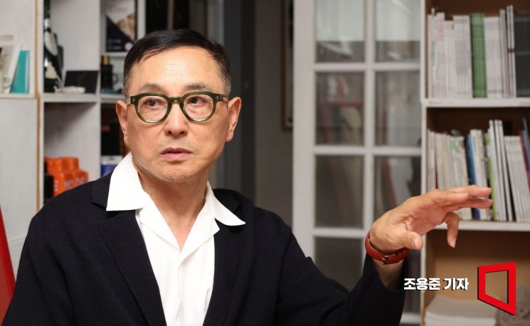 김용호 사진작가가 서울 서초구 잠원동 사무실에서 김대식 교수, 김혜연 무용가와 대담을 하고 있다. 조용준 기자