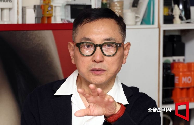 김용호 사진작가가 서울 서초구 잠원동 사무실에서 김대식 교수, 김혜연 무용가와 대담을 하고 있다. 조용준 기자