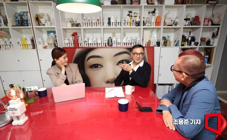 김용호 사진작가가 서울 서초구 잠원동 사무실에서 김대식 교수, 김혜연 무용가와 대담을 하고 있다. 조용준 기자