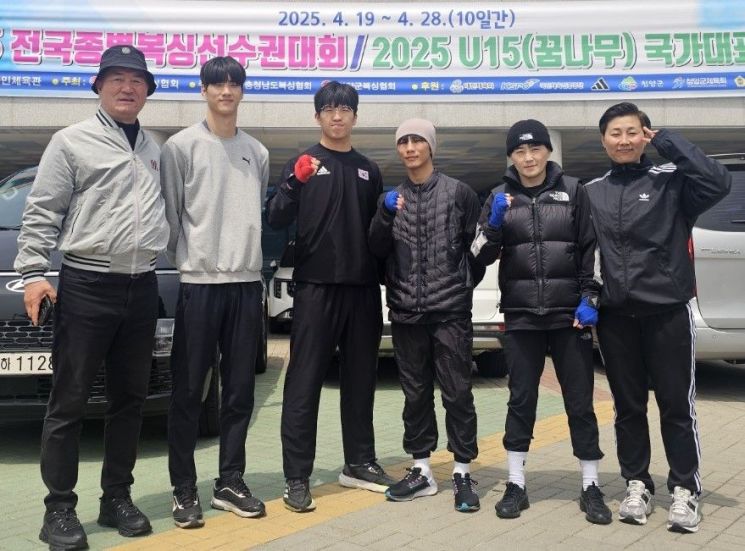 화순군청 복싱부가 전국종별복싱선수권 대회에서 총 4개의 메달을 따내 화순체육의 위상을 높였다.(사진 왼쪽부터 박구 감독, 국승준, 선현욱, 서동근, 박초롱 선수, 박지선 코치). 화순군 제공