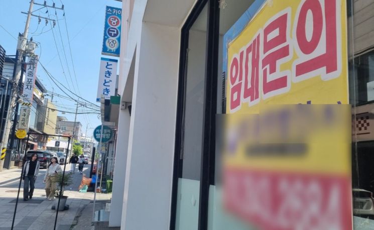 29일 오전 광주 북구 전남대 후문 골목형 상점가의 한 점포에 임대 문의 현수막이 붙어 있다. 민찬기 기자