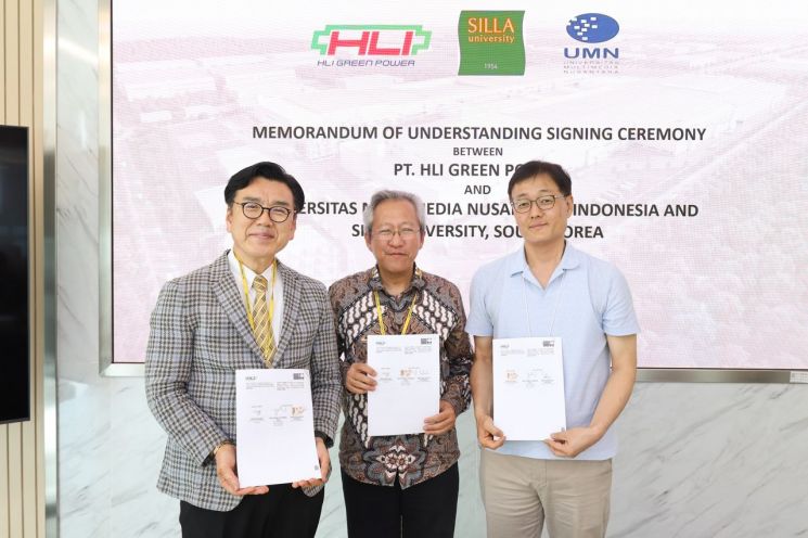 신라대 김성수 국제스마트기술협력센터장(왼쪽부터), UMN Andrey Andoko 총장, PT. HLI Green Power 홍기철 대표가 협약서를 보여주고 있다.
