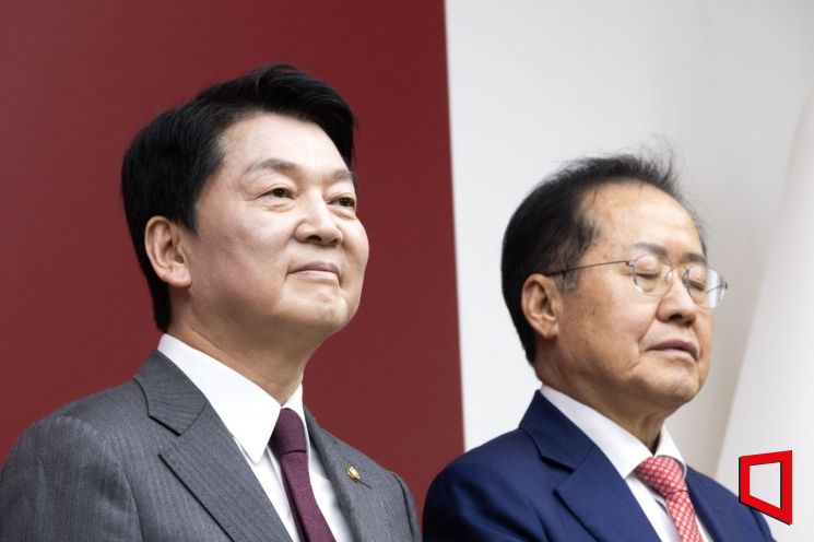 제21대 대통령후보자 국민의힘 3차 경선 진출에서 탈락한 안철수, 홍준표 후보가 지난달 29일 오후 서울 여의도 국민의힘 중앙당사에서 진출자들의 소감을 듣고 있다. 국회사진기자단