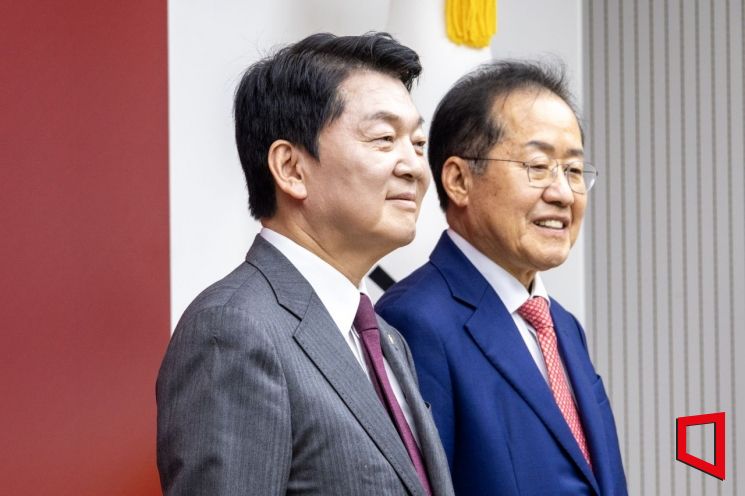 제21대 대통령후보자 국민의힘 3차 경선 진출에 탈락한 안철수, 홍준표 후보가 29일 오후 서울 여의도 국민의힘 중앙당사에서 진출자들의 소감을 듣고 있다. 국회사진기자단