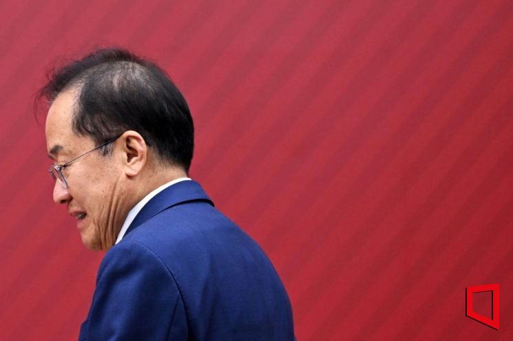 지난달 29일 서울 여의도 국민의힘 당사에서 열린 제21대 대통령 후보자 국민의힘 3차 경선 진출자 발표 행사에서 홍준표 후보가 이동하고 있다. 국회사진기자단