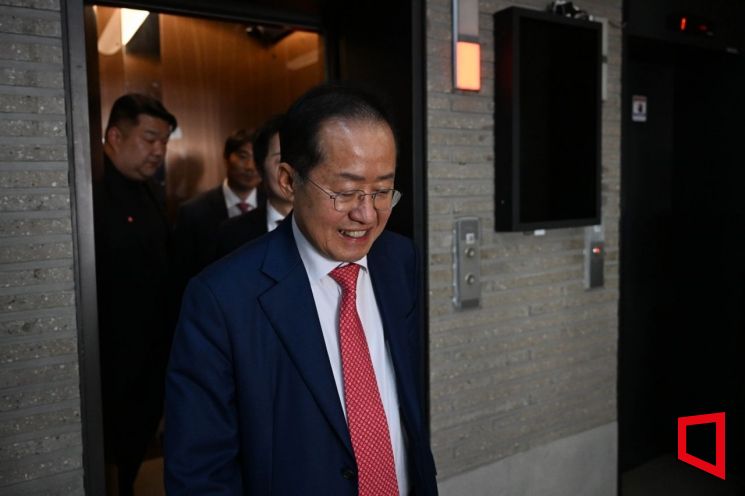 29일 서울 여의도 국민의힘 당사에서 열린 제21대 대통령 후보자 국민의힘 3차 경선 진출자 발표 행사에서 홍준표 후보가 탈락한 후 당사에서 나서고 있다. 2025.4.29 국회사진기자단