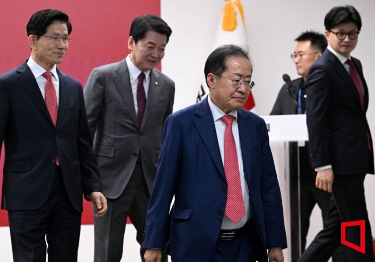 정계 은퇴 후 미국 하와이로 떠난 홍 전 시장은 이재명 더불어민주당 대선 후보·이준석 개혁신당 대선 후보의 러브콜까지 받고 있다. 최근 각 캠프는 홍 전 시장의 대선 캠프 인사들 영입 쟁탈전을 벌이기도 했다. 국회사진기자단