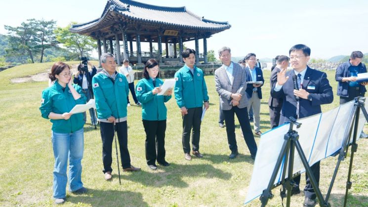 광주시의회 환경복지위원회는 29일 화순군 적벽 일원에서 추진 중인 '생태관광 국가 명소화 사업' 현장을 방문, 화순군 관계자로부터 사업 추진 현황을 보고받고 있다. 광주시의회 제공