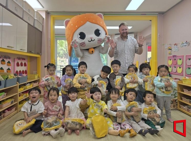 경북 의성군이 어린이날을 맞아 지역 어린이집 원어민 영어교실에서 특별 이벤트 수업을 진행하며 아이들에게 특별한 영어 체험 기회를 제공한다.