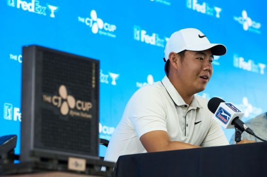 김주형이 더 CJ컵 바이런 넬슨을 앞두고 열린 공식 기자회견에서 미소를 짓고 있다. CJ그룹