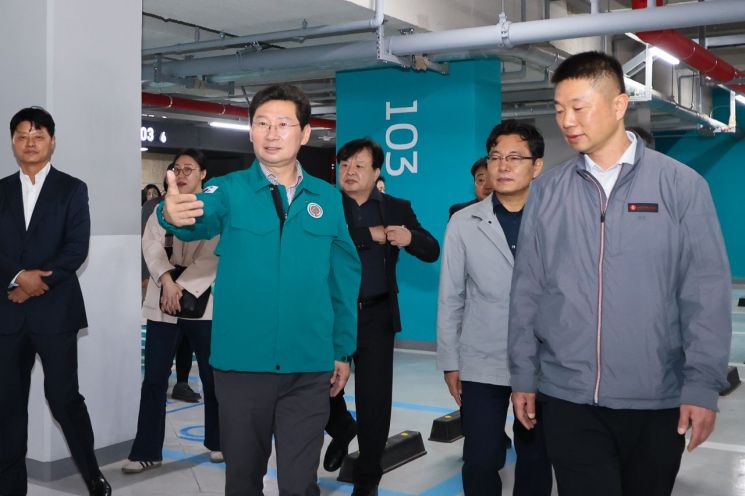 이상일 용인시장이 29일 전문가로 구성된 '용인시 품질점검단'과 함께 6월 입주를 앞둔 기흥구 보정동의 '수지구청역 롯데캐슬 하이브엘'의 지하주차장의 시공 상태를 점검하고 있다. 용인시 제공