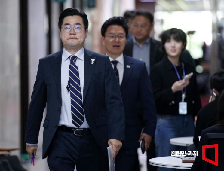[포토] 비공개 최고위 향하는 박찬대 직무대행