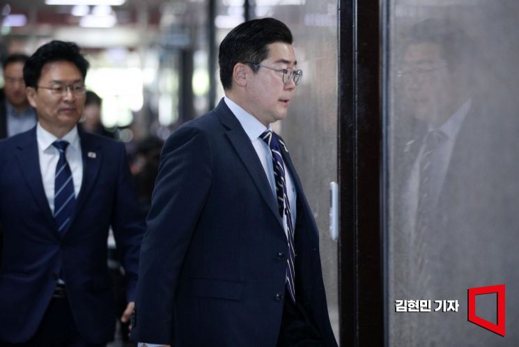 [포토] 비공개 최고위 참석하는 박찬대 직무대행
