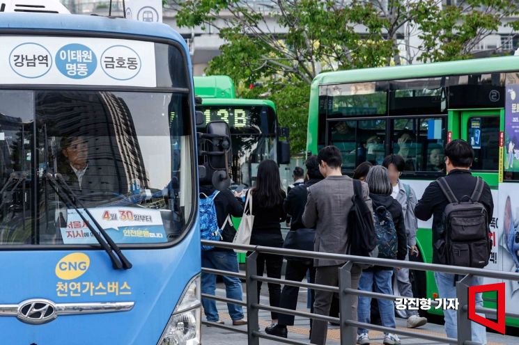 [포토] 버스에 부착된 쟁의행위 관련 안내문