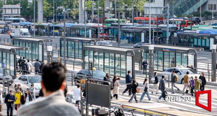 서울 시내버스 노사 간 협상이 결렬되면서 노조가 준법운행 쟁의행위에 돌입한 30일 서울 중구 서울역버스환승센터에서 버스가 정차하고 있다. 2025.4.30. 강진형 기자
