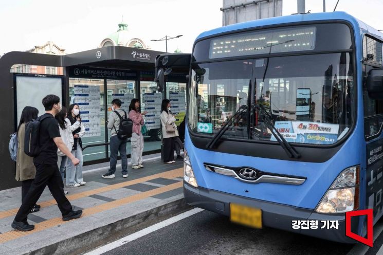 서울 시내버스 노사 간 협상이 결렬되면서 노조가 준법운행 쟁의행위에 돌입한 30일 서울 중구 서울역버스환승센터 버스에 쟁의행위 관련 안내문이 부착돼 있다. 2025.4.30. 강진형 기자