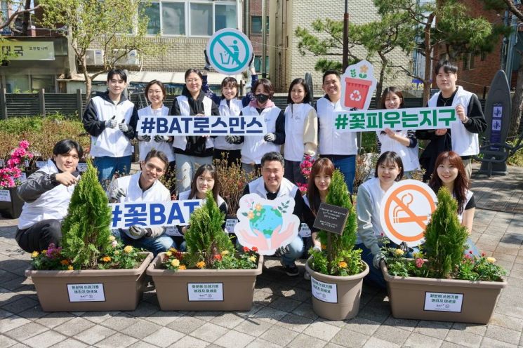 "단속보다 강력한 꽃 한송이"… 꽁초투기 막는 '꽃BAT(밭)'