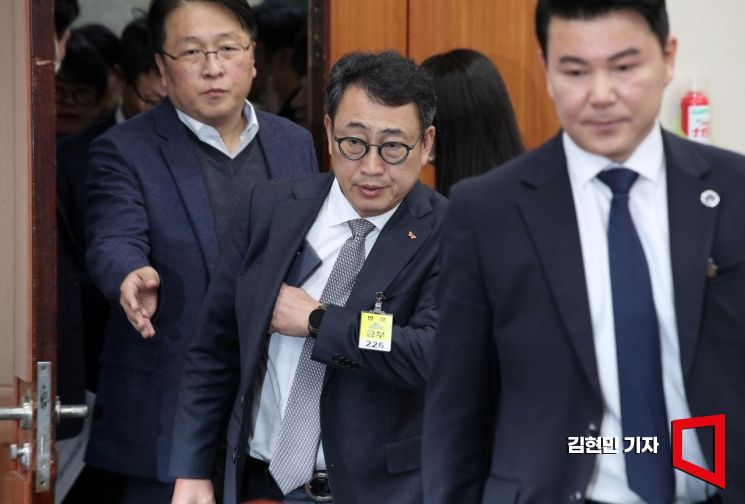 유영상 SK텔레콤 대표이사가 30일 국회 과학기술정보방송통신위원회의에서 열린 방송·통신 분야 청문회에 참석하고 있다. 김현민 기자