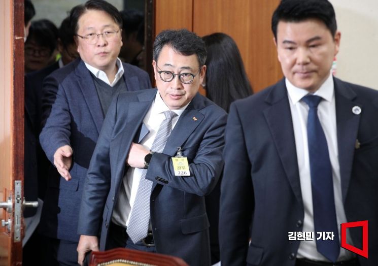 [포토] 국회 청문회장 들어서는 유영상 SK텔레콤 대표