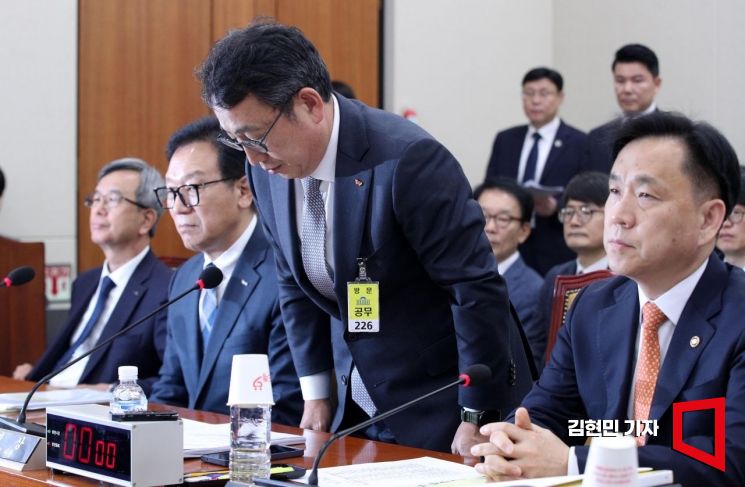 [포토] 인사하는 유영상 SK텔레콤 대표