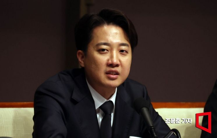 이준석 개혁신당 대선 후보가 윤석열 전 대통령 당선에 대한 책임론에 대해 입을 열었다. 그는 "윤석열이라는 사람을 키워 올린 데에는 제가 기여한 것보다 추미애, 문재인 등 기여하신 분들이 많다. 조국까지도 포함될 것"이라고 말했다. 조용준 기자