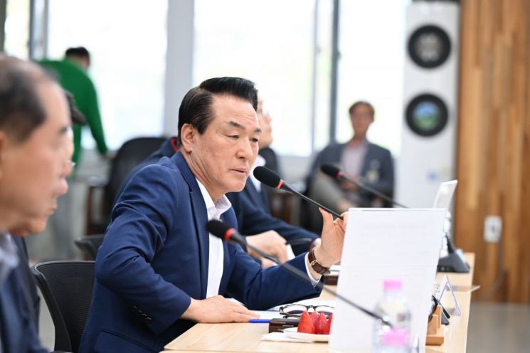 백성현 논산시장은 딸기축제 평가보고회에서 발언하고있다./논산시