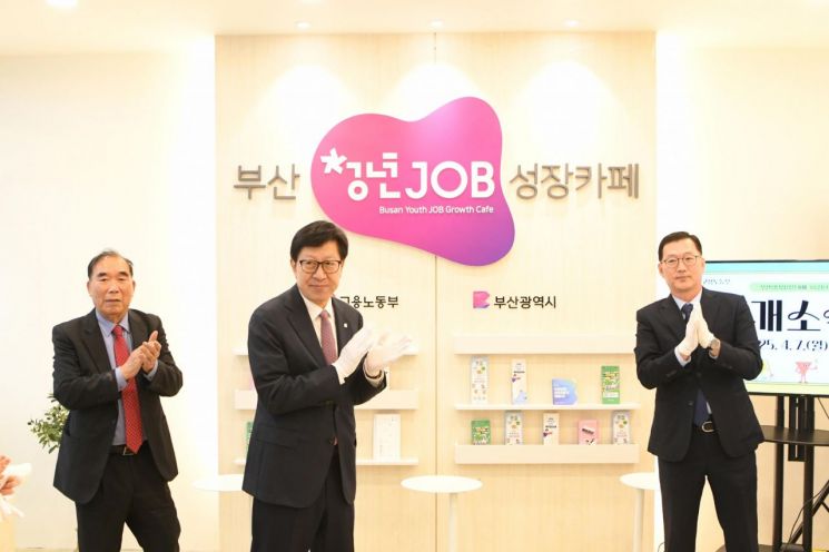 성장카페 개소식에서 박형준 부산시장이 축하 박수를 치고 있다.