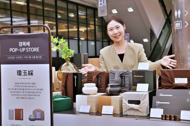광주신세계, 본관 지하 1층에서 8일까지 진행되는 경옥채 팝업스토어에서 직원이 상품들을 소개하고 있다.