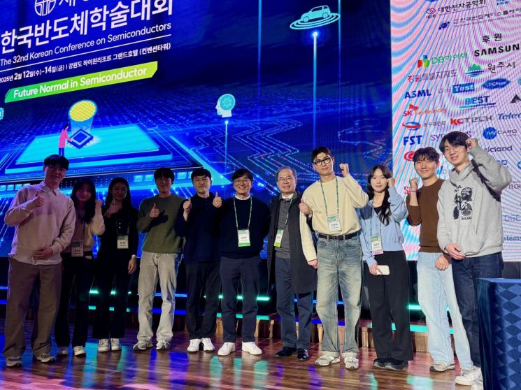 김정호 카이스트 교수가 지난 2월13일 강원도 정선에서 열린 한국반도체 학술대회에서 강대원상을 수상한 후 제자들과 기념촬영을 하고 있다. 강대원 상은 MOSFET을 개발한 세계적인 반도체 연구자인 고(故) 강대원 박사의 업적을 재조명하기 위해 제정된 상이다. 사진=백종민 테크 스페셜리스트