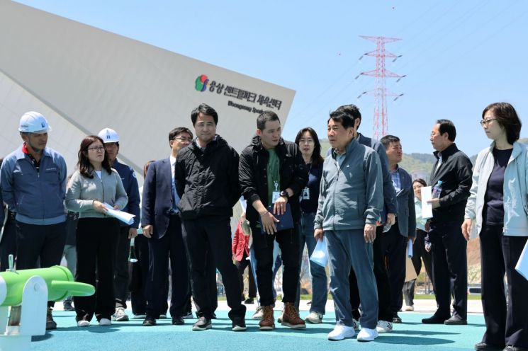 웅상센트럴파크 현장 점검에 나선 나동연 시장. 양산시 제공