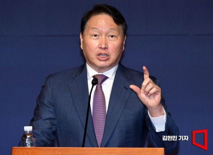 최태원 SK그룹 회장(대한상공회의소 회장)이 지난 22일 서울 여의도 국회 사랑재에서 열린 국회 미래산업포럼 발족식에서 강연하고 있다. 김현민 기자