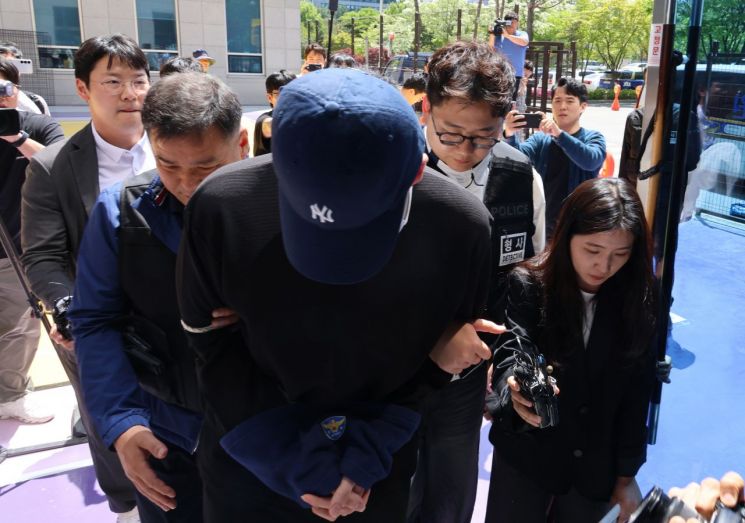 청주의 한 고등학교 내외부에서 흉기 난동을 벌여 교사와 주민 등 6명을 다치게 한 A(17)군이 30일 오후 영장실질심사에 출석하기 위해 청주지법에 들어가고 있다. 2025.4.30 연합뉴스
