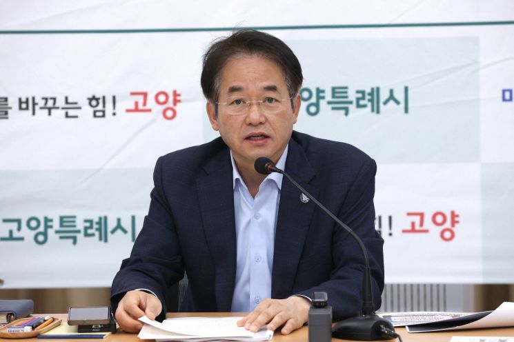 이동환 고양특례시장은 30일 백석별관 20층에서 간부회의를 열고 5월 주요 업무 및 행사 계획을 점검하며 믿음직한 도시, 안전한 도시 실현을 강조하고 있다. 고양특례시 제공