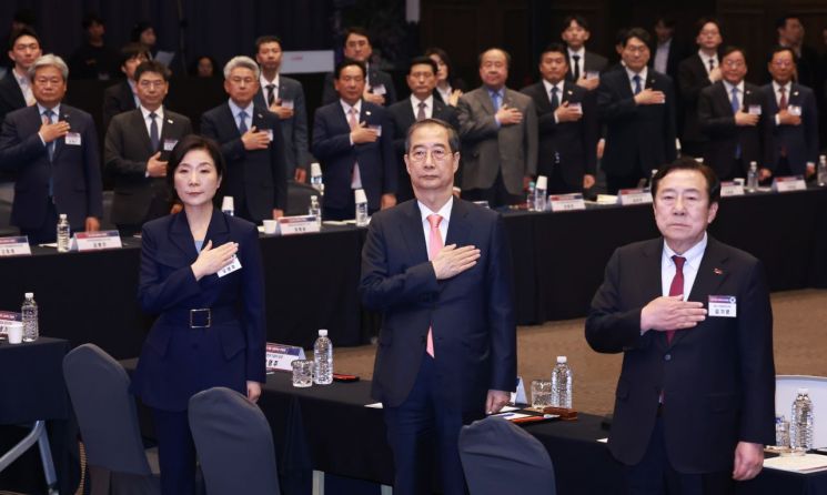 '출마 임박' 韓대행 "中企, 우리 경제 실질 주역…규제 과감히 개선"