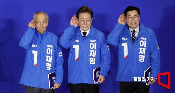 이재명 더불어민주당 대선 후보(가운데)가 지난달 30일 서울 여의도 국회 의원회관에서 열린 더불어민주당 제21대 대통령선거 '진짜 대한민국' 중앙선거대책위원회 출범식에서 윤여준·박찬대 상임총괄선대위원장과 국민의 목소리에 귀를 기울이겠다는 의미의 '경청 퍼포먼스'를 하고 있다. 김현민 기자