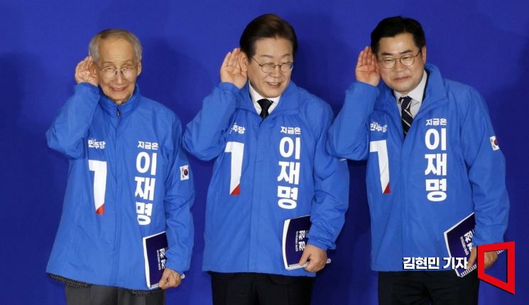 30일 서울 여의도 국회 의원회관에서 열린 더불어민주당 제21대 대통령선거 '진짜 대한민국' 중앙선거대책위원회 출범식에서 이재명 대선 후보와 윤여준·박찬대 상임총괄선대위원장이 국민의 목소리에 귀를 기울이겠다는 의미의 '경청 퍼포먼스'를 하고 있다. 2025.4.30 김현민 기자