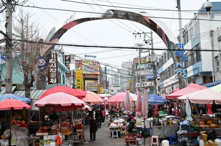 기장시장 입구 전경.