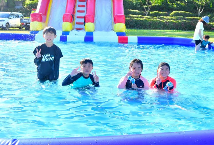 장성 황룡강 뱃나드리축제 물놀이장에서 즐거운 시간을 보내는 아이들.