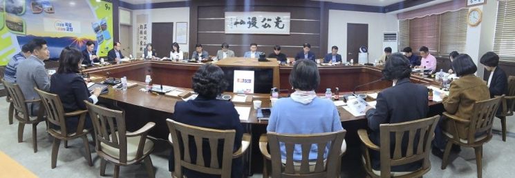 곡성군은 오는 5월 16~25일 섬진강기차마을에서 개최될 예정인 '제15회 곡성세계장미축제' 준비를 위해 지난 29일 2차 추진상황 보고회를 열었다. 곡성군 제공