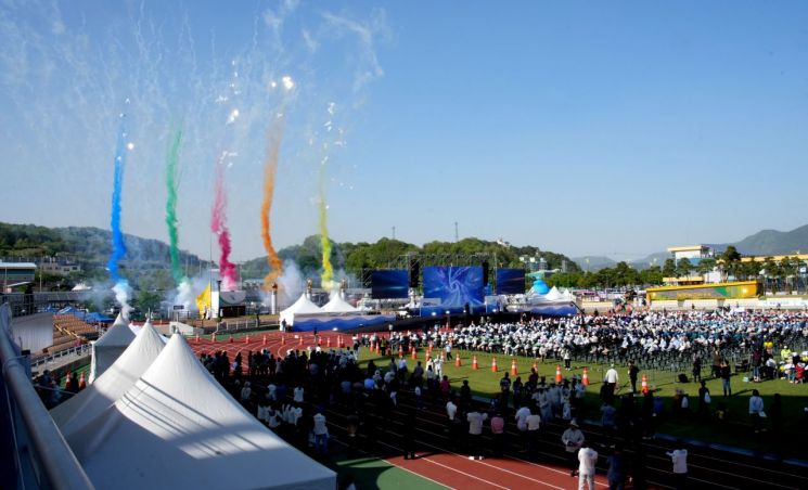 제33회 전남장애인체육대회가 30일 장성 옐로우시티 스타디움에서 화려한 개막식과 함께 5월2일까지 열전에 돌입했다. 전남도 제공