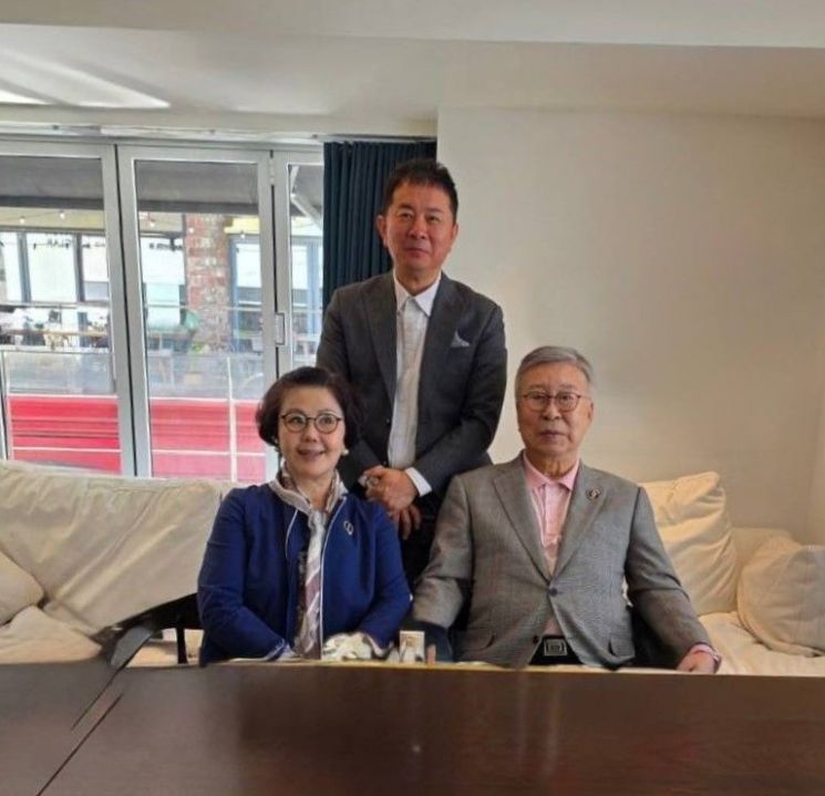 이원길 엔에스이엔엠 회장(가운데)을 비롯해 김창준 한미연구원 이사장(맨 오른쪽) 및 제니퍼 안 부이사장이 30일 서울 강남구의 한 식당에서 오찬을 가진 후 기념촬영을 하고 있다. 엔에스이엔엠