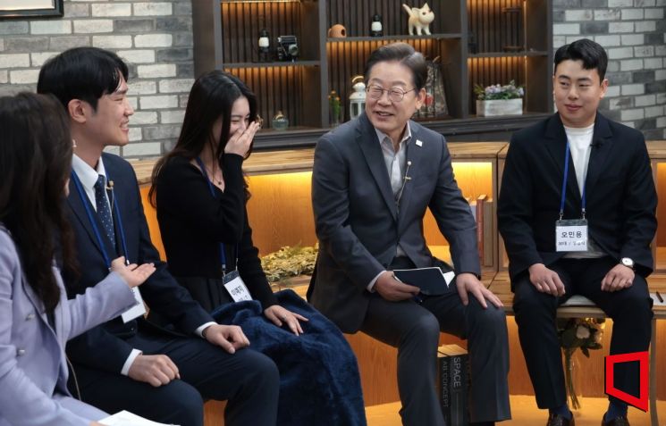 [포토] 이재명, '슬기로운 퇴근생활' 직장인 간담회