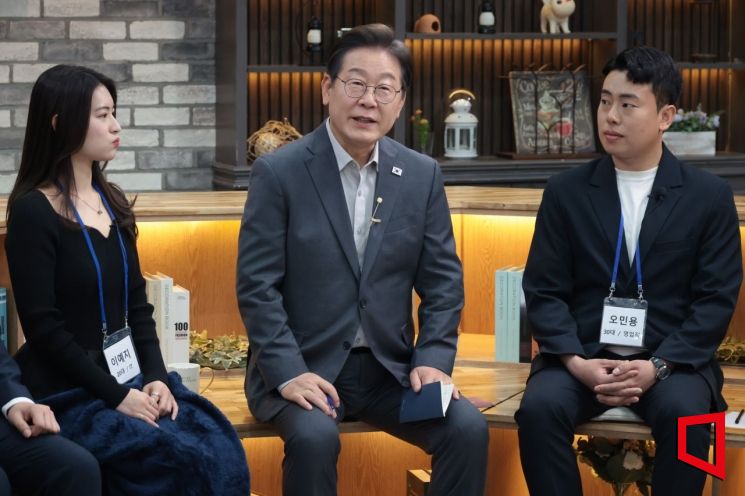 [포토] 직장인 만난 이재명 “첨단 시대, 노동시간 줄여야”