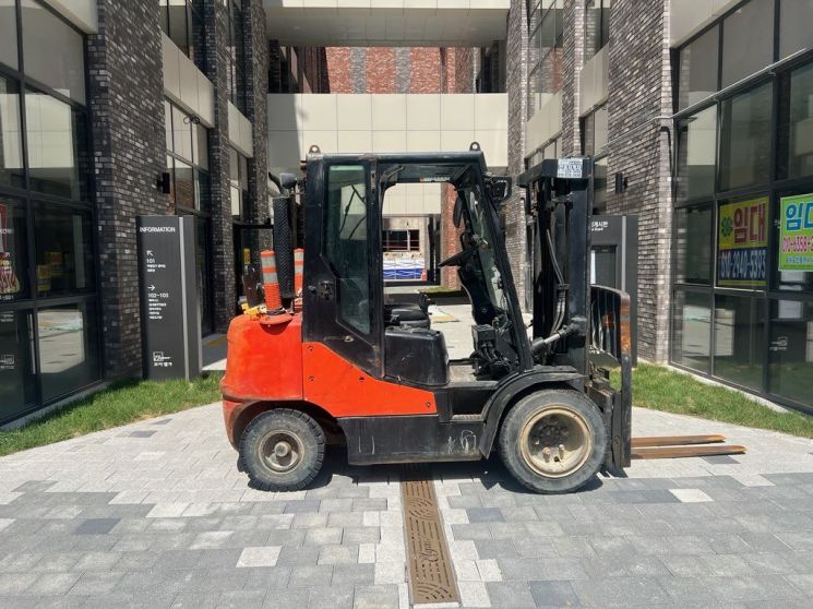 아파트 단지 입구에 배치된 지게차가 이사 차량 등의 진입을 차단하고 있다. 북구 제공