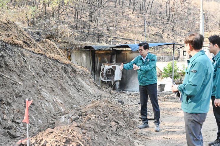 김광열 영덕군수가 산불 2차 피해 취약지역에 대한 긴급 현장점검에 나서고 있다. 영덕군 제공